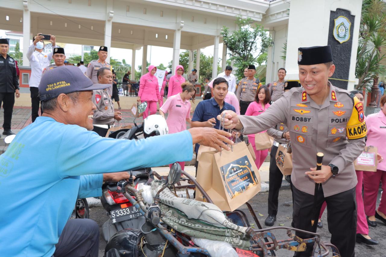 Semarak Ramadhan 1445 Hijriah: Kapolres Lamongan Dan Bhayangkari Bagikan Ratusan Takjil Gratis