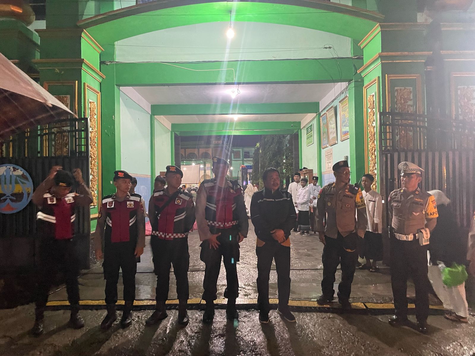 Polres Lamongan Laksanakan Pengamanan Dzikir Akbar dan Doa Dalam Rangka Haul ke-8 KH. Alif Muhammad Imam Syafi’i