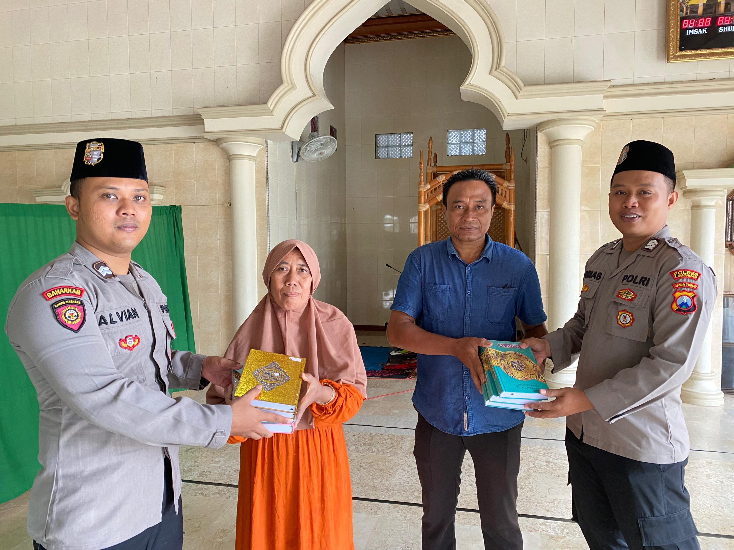 Polres Lamongan Distribusikan Alquran Dalam program 1 Anggota 1 Alquran