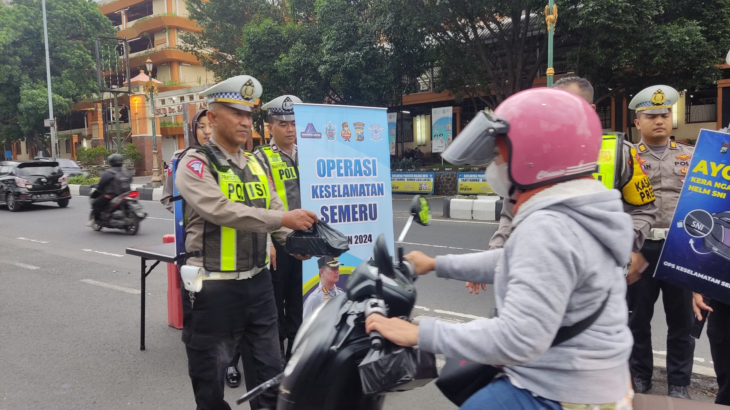 Ops Keselamatan Semeru 2024 di Bulan Ramadhan Polresta Malang Kota Berbagi Takjil Ajak Pengendara Tertib Lalin