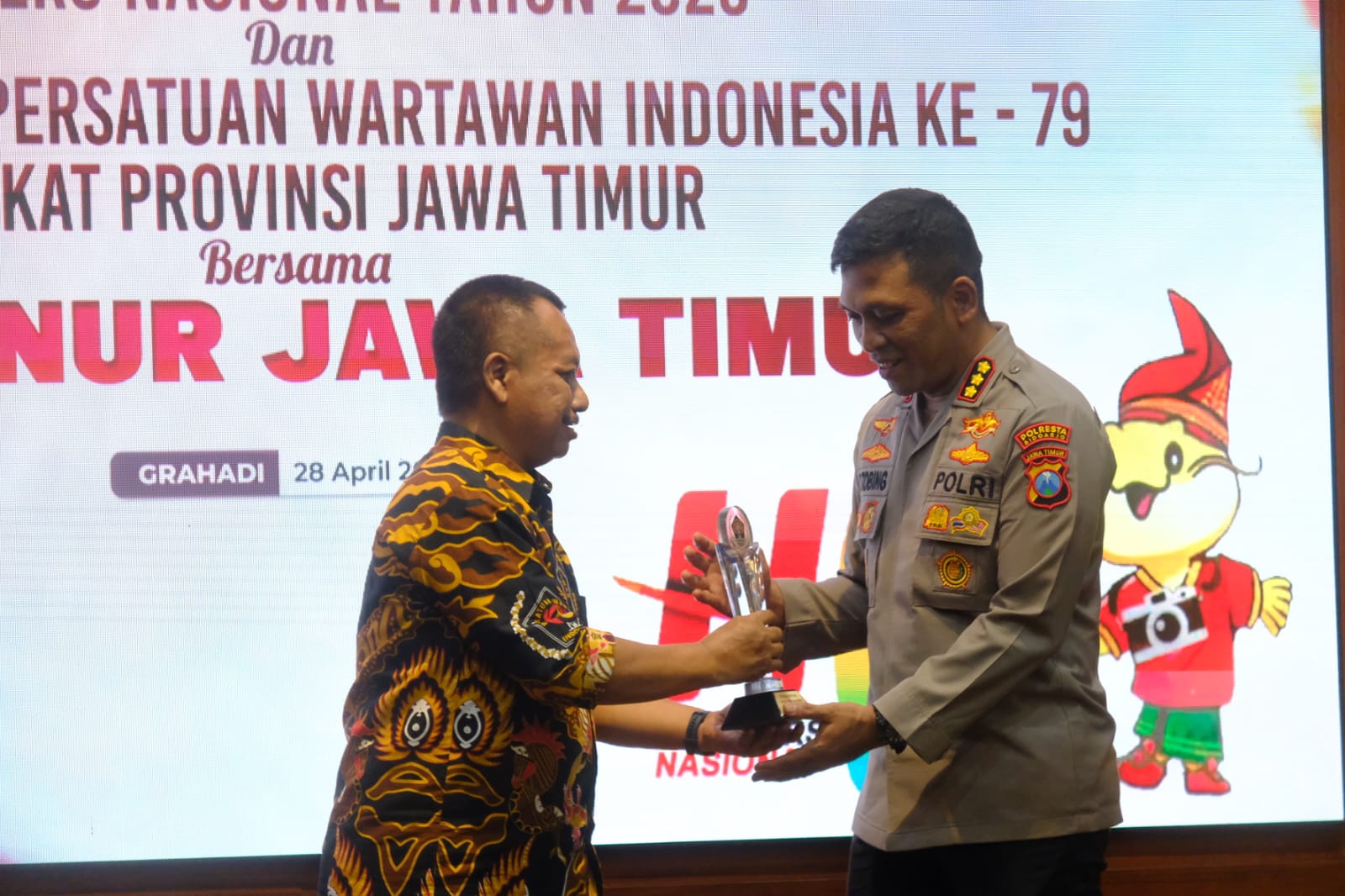 Dinilai Inovatif, Kapolresta Sidoarjo Terima Penghargaan dari PWI Jatim