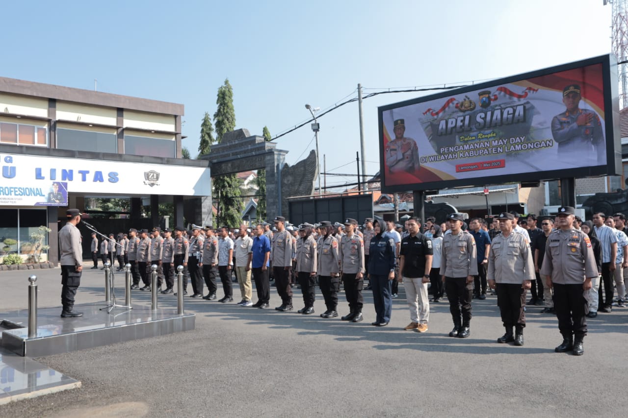 Wakapolres Lamongan Pimpin Langsung Apel Siaga Pengamanan Hari Buruh 2025
