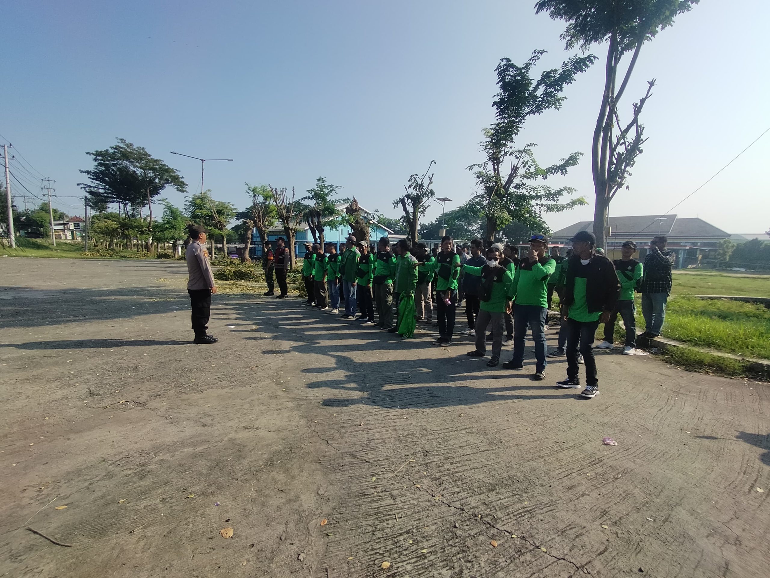 Polsek Paciran Laksanakan Monitoring dan Pengamanan Keberangkatan Buruh KAHUTINDO dalam Rangka Hari Buruh (May Day)
