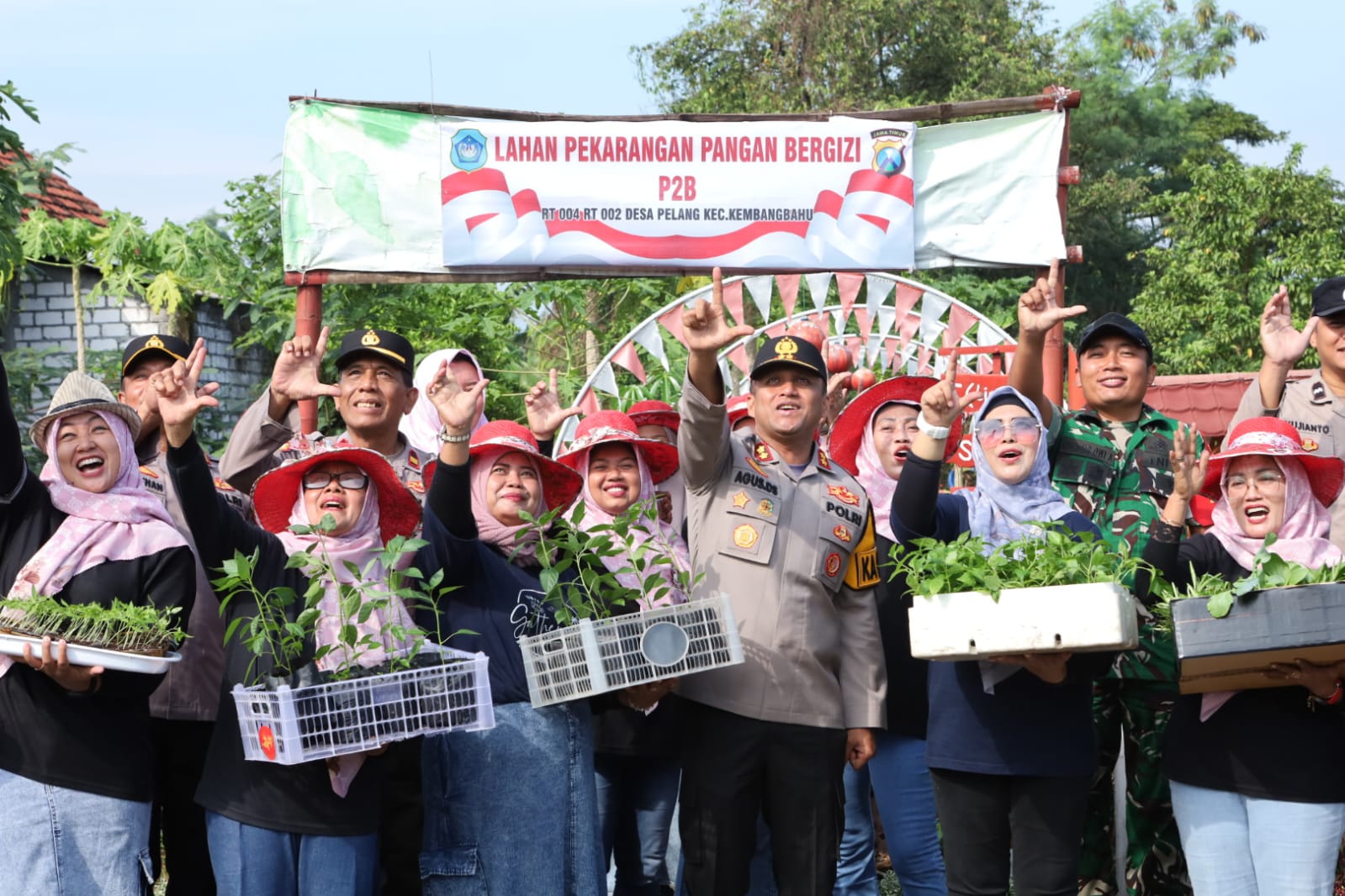 Kapolres Lamongan Serahkan Bibit Tanaman Pangan ke Desa Pelang, Dukung Program Asta Cita Presiden RI