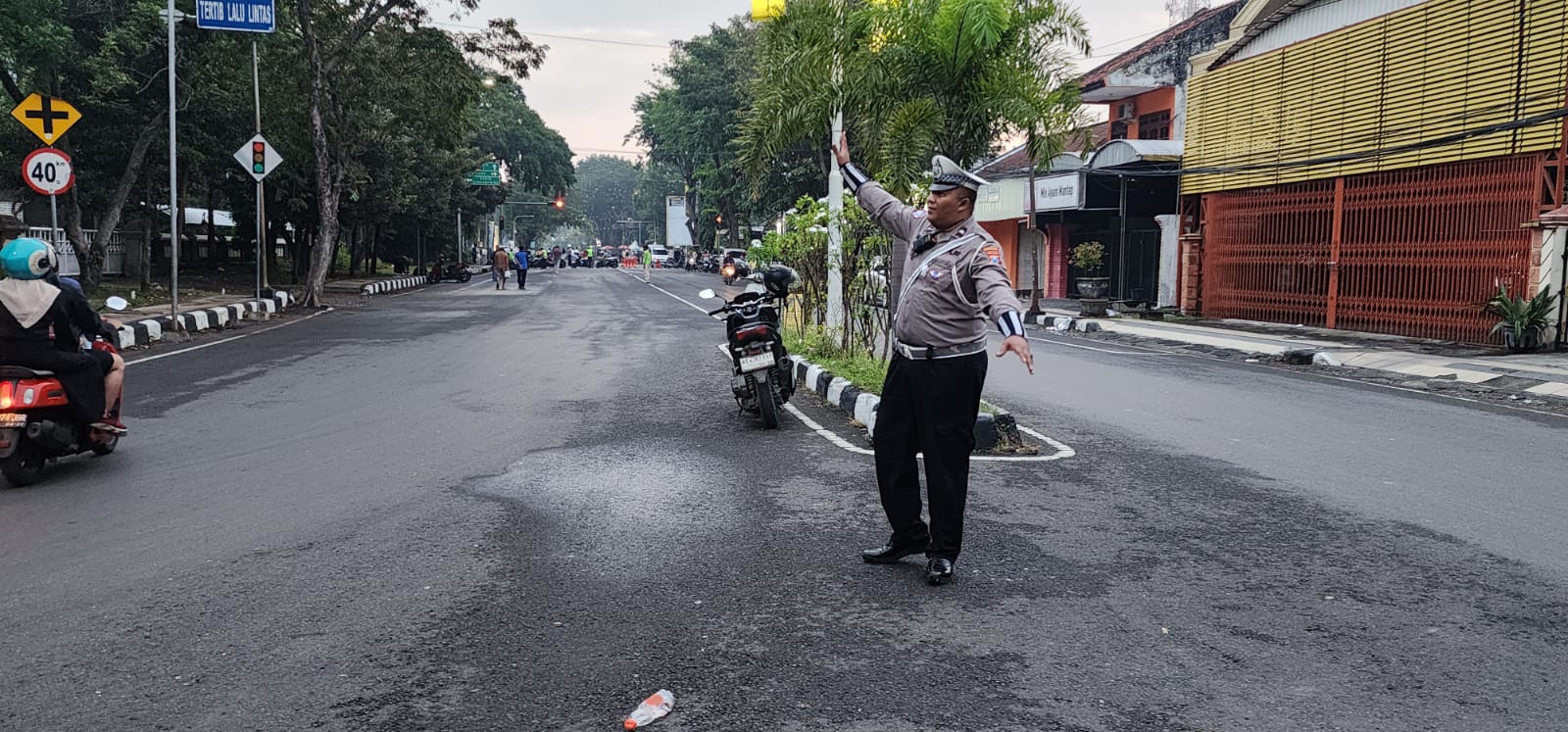 Polres Lamongan Ajak Pengunjung Minggu Ceria Laporkan Premanisme Melalui Call Center 110 dan Nomor Wa Kapolres Lamongan.