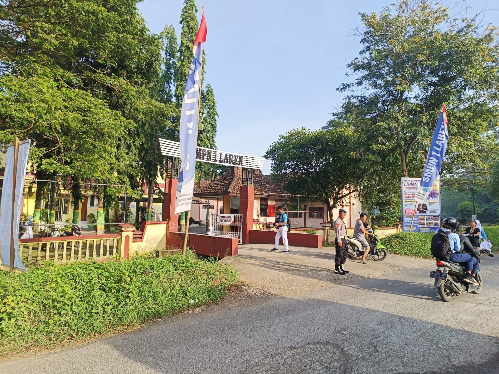 Personil Polres Lamongan Bantu Pengaturan Lalu Lintas di Depan Sekolah dan Titik Rawan Kemacetan