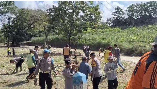 Solid, Polisi dan TNI bersama Warga Pasang Bronjong Cegah Longsor di Bojonegoro