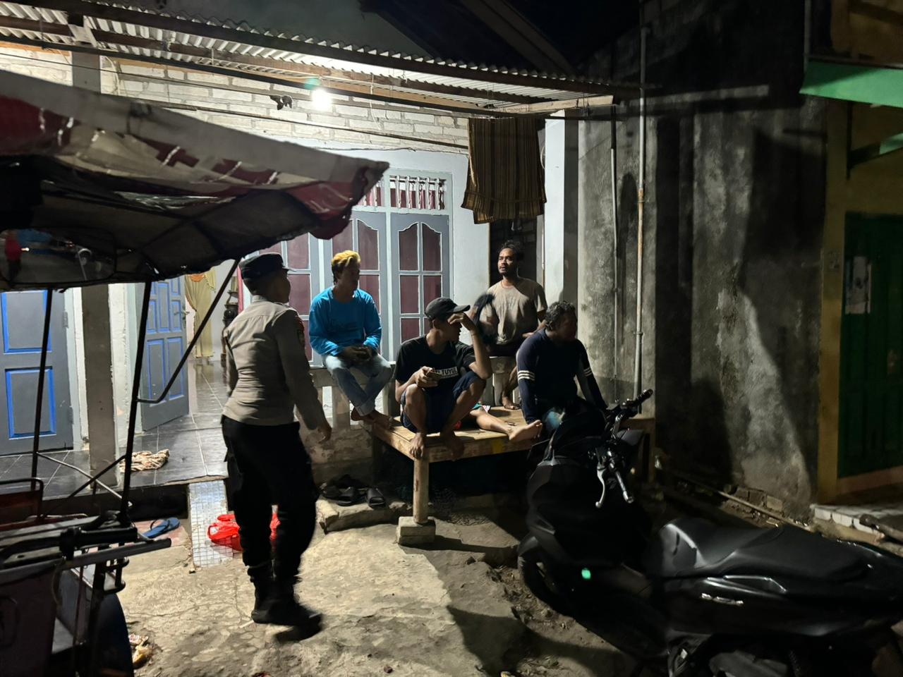 Personel Polsek Paciran Jaga Keamanan Wilayah Melalui Patroli Patroli Blue Light