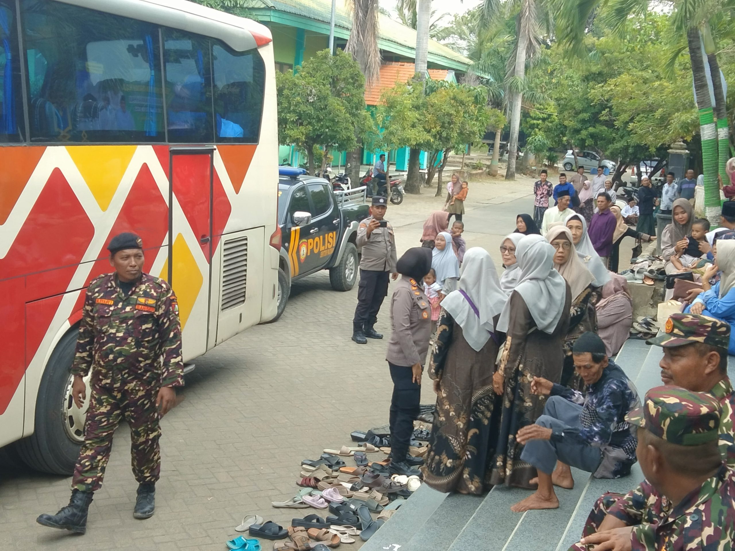 Anggota Polsek Paciran Laksanakan Pengamanan Pemberangkatan Calon Jamaah Haji