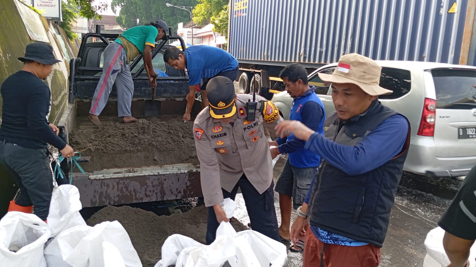 Kapolsek Babat dan Forkopimcam Monitoring Pemasangan Doorlock Antisipasi Banjir