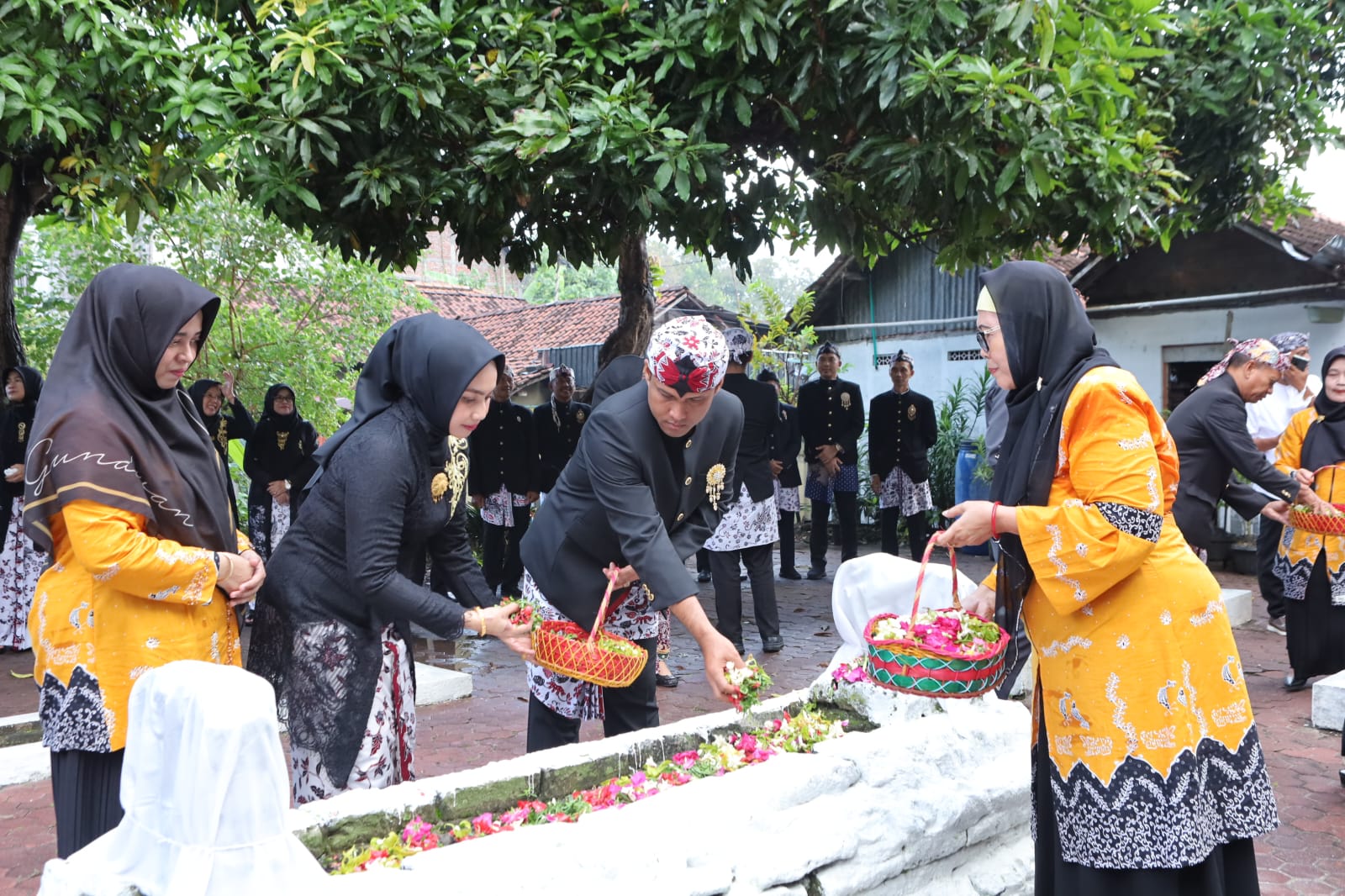 Kapolres Lamongan Hadiri Ziarah dan Tabur Bunga di Makam Leluhur dalam rangka Hari Jadi Lamongan ke -456
