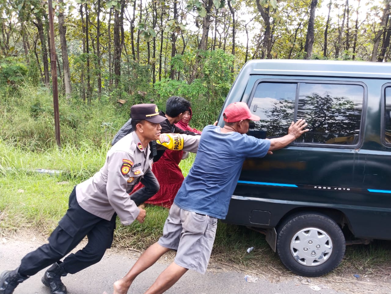 Polsek Ngimbang Atasi Kemacetan Akibat di Kawasan Letter S Kambangan