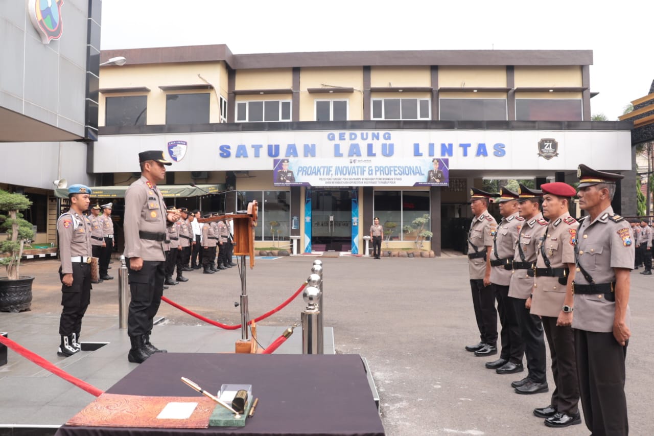 Upacara Kenaikan Pangkat Pengabdian dan Serah Terima Jabatan Pejabat Utama Polres Lamongan Berlangsung Khidmat