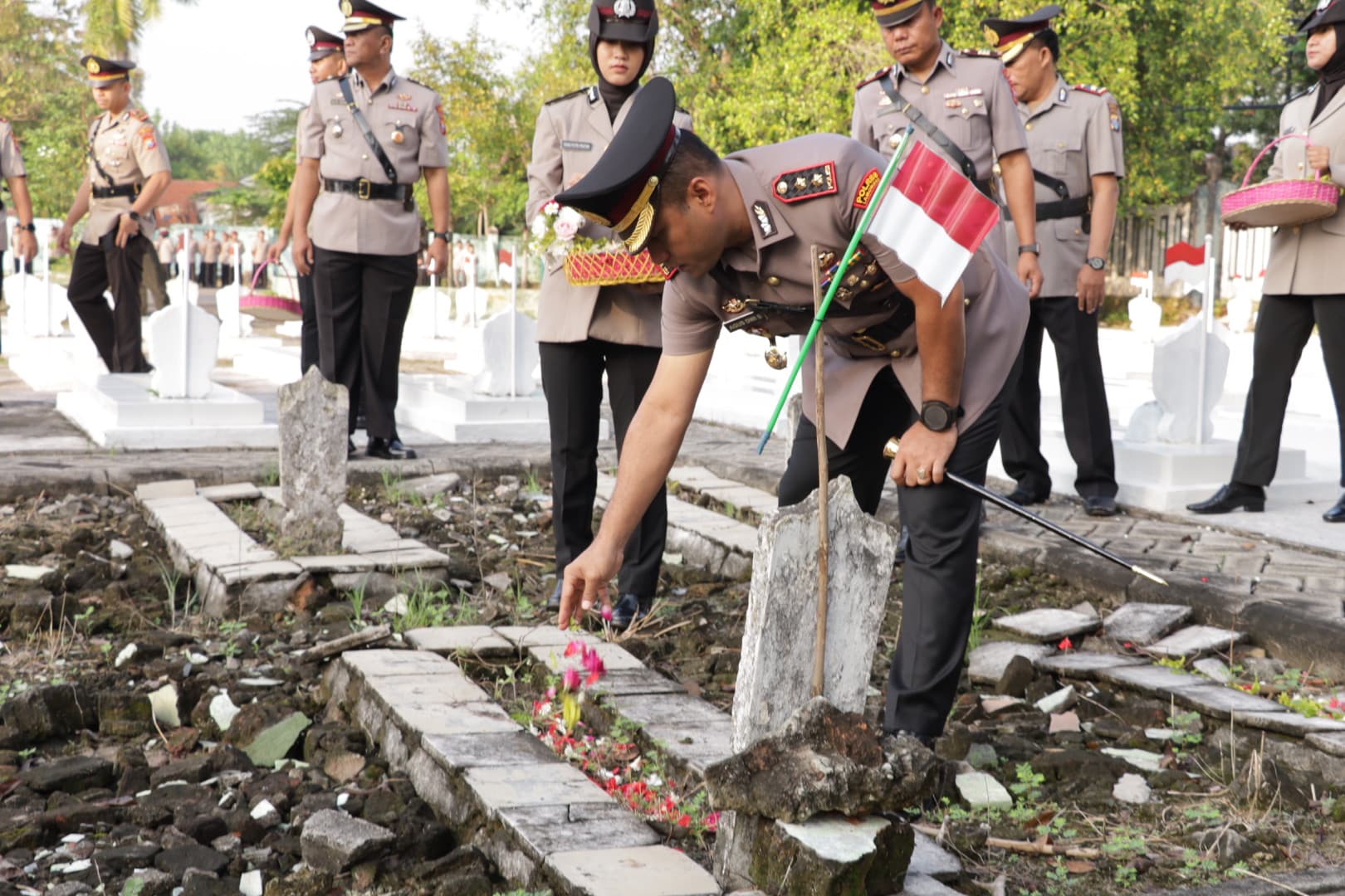 Polres Lamongan Gelar Ziarah dan Tabur Bunga di Taman Makam Pahlawan dalam Rangka Hari Bhayangkara ke-79