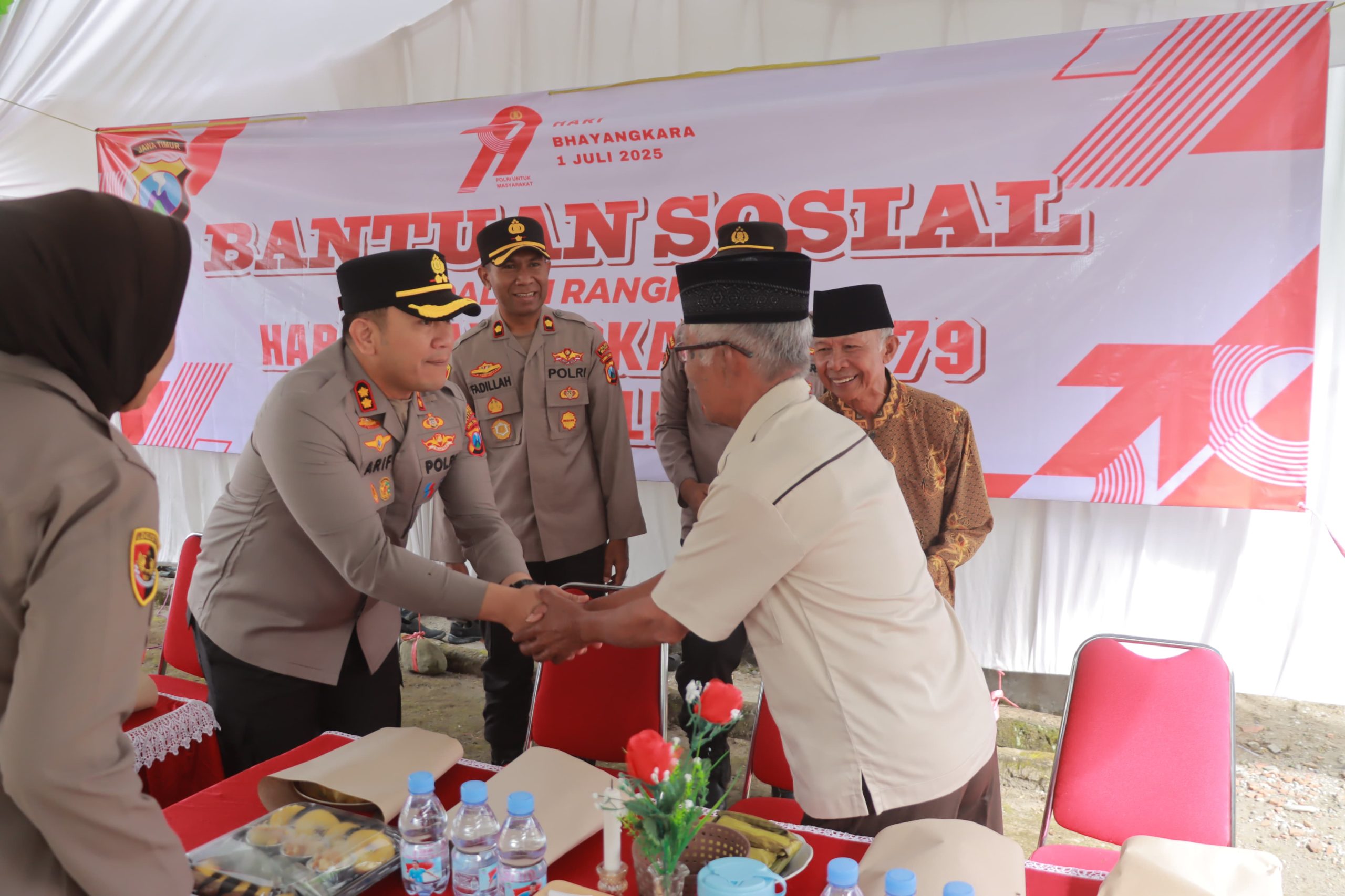 Sambut Hari Bhayangkara ke – 79 Polres Blitar Salurkan Bantuan Sosial Warga Kampung Baru