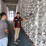 Satgas Pangan Polres Ngawi Cek Gudang Bulog Pastikan Stok Beras dan Jagung Aman