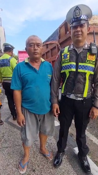 Aksi Heroik Personel Ops Ketupat Semeru Polres Lamongan Evakuasi Dan Bantu Sopir Truk Alami Ban Pecah