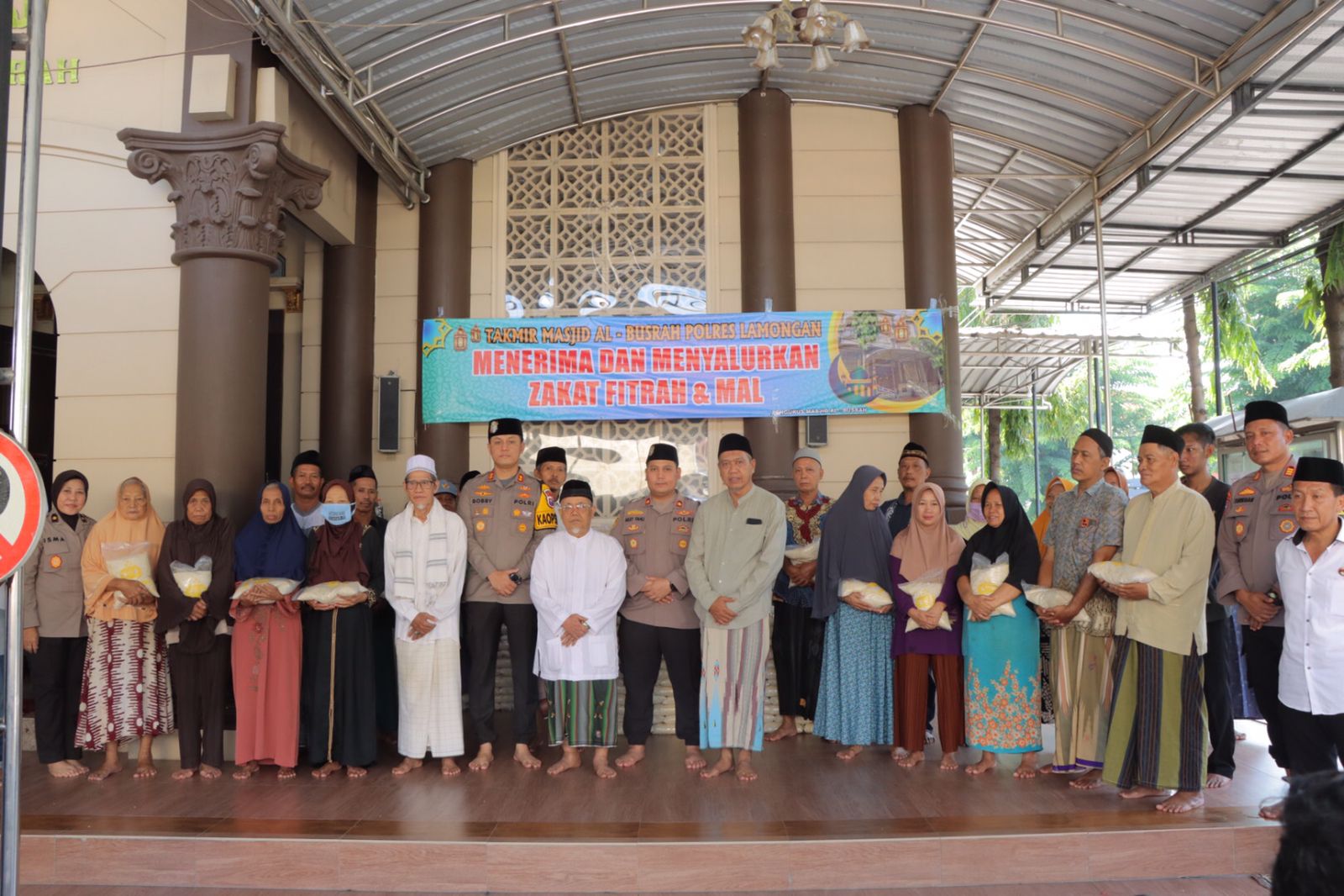 Kapolres Lamongan Serahkan Zakat Fitrah Anggota Polres kepada Takmir Masjid Al Busrah