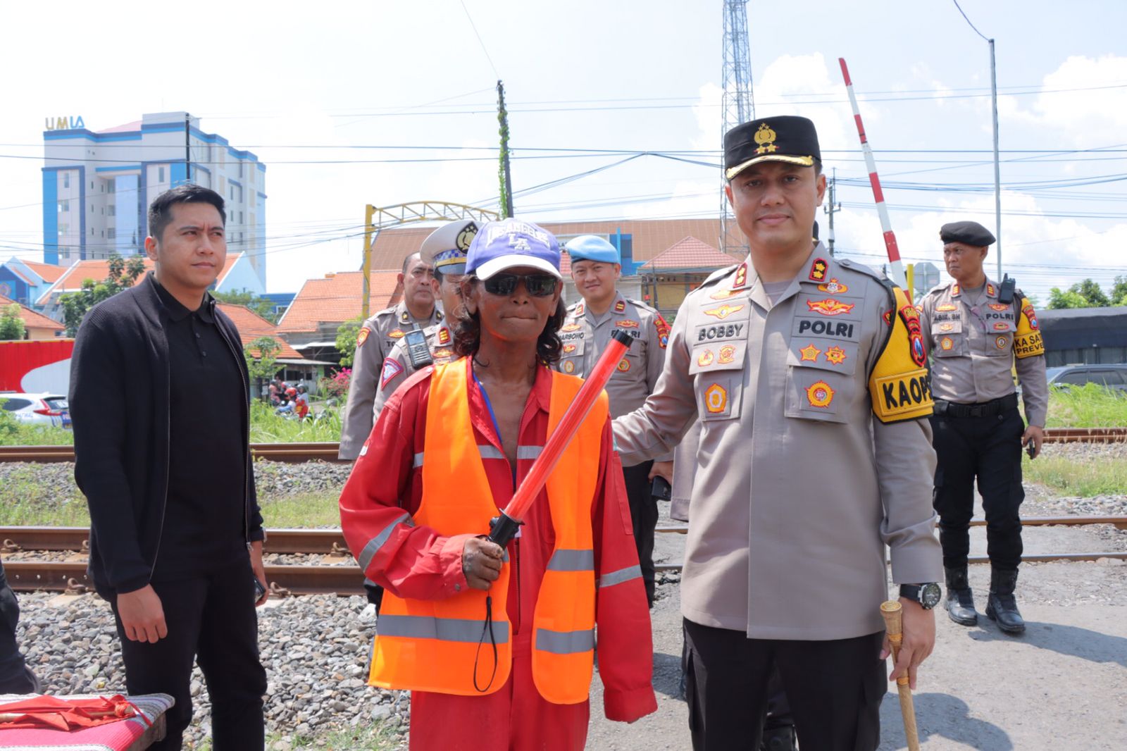 Kapolres Lamongan Lakukan Patroli Pengecekan Palang Pintu Rel Kereta Api Sebidang dalam Rangka Libur Hari Raya Idul Fitri 1445 H/2024 M