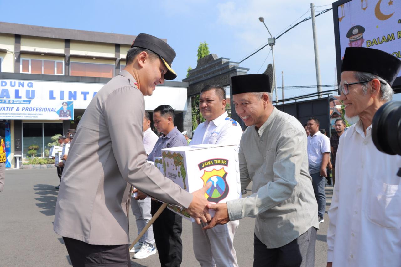 Kapolres Lamongan Bagikan Langsung Parcel Lebaran kepada Keluarga Besar Polres dan Mitra Polri