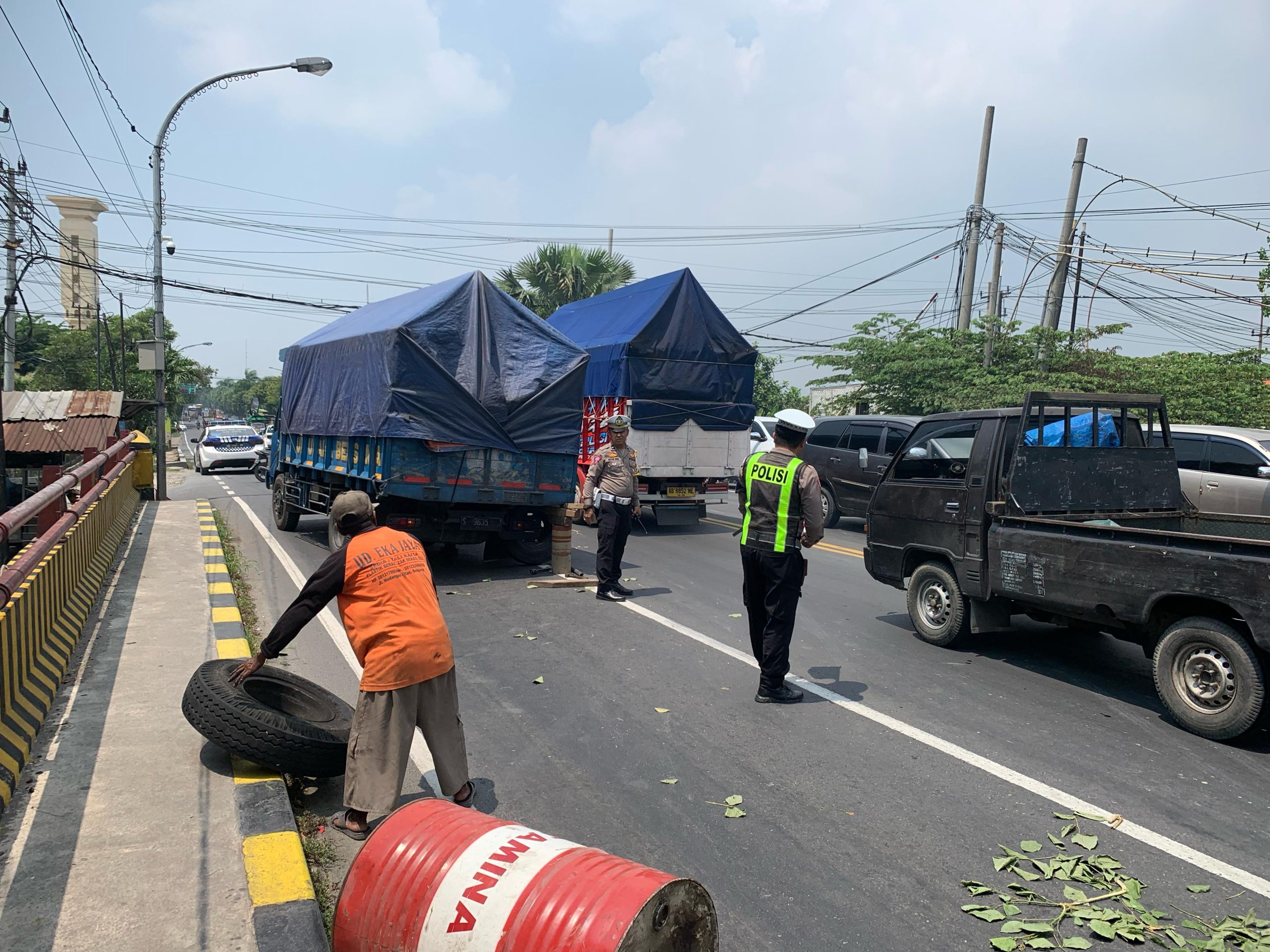 Polri Hadir Untuk Masyarakat, Satgas Ops Ketupat Semeru 2024 Polres Lamongan Bantu Sopir Truk yang Alami Patah As