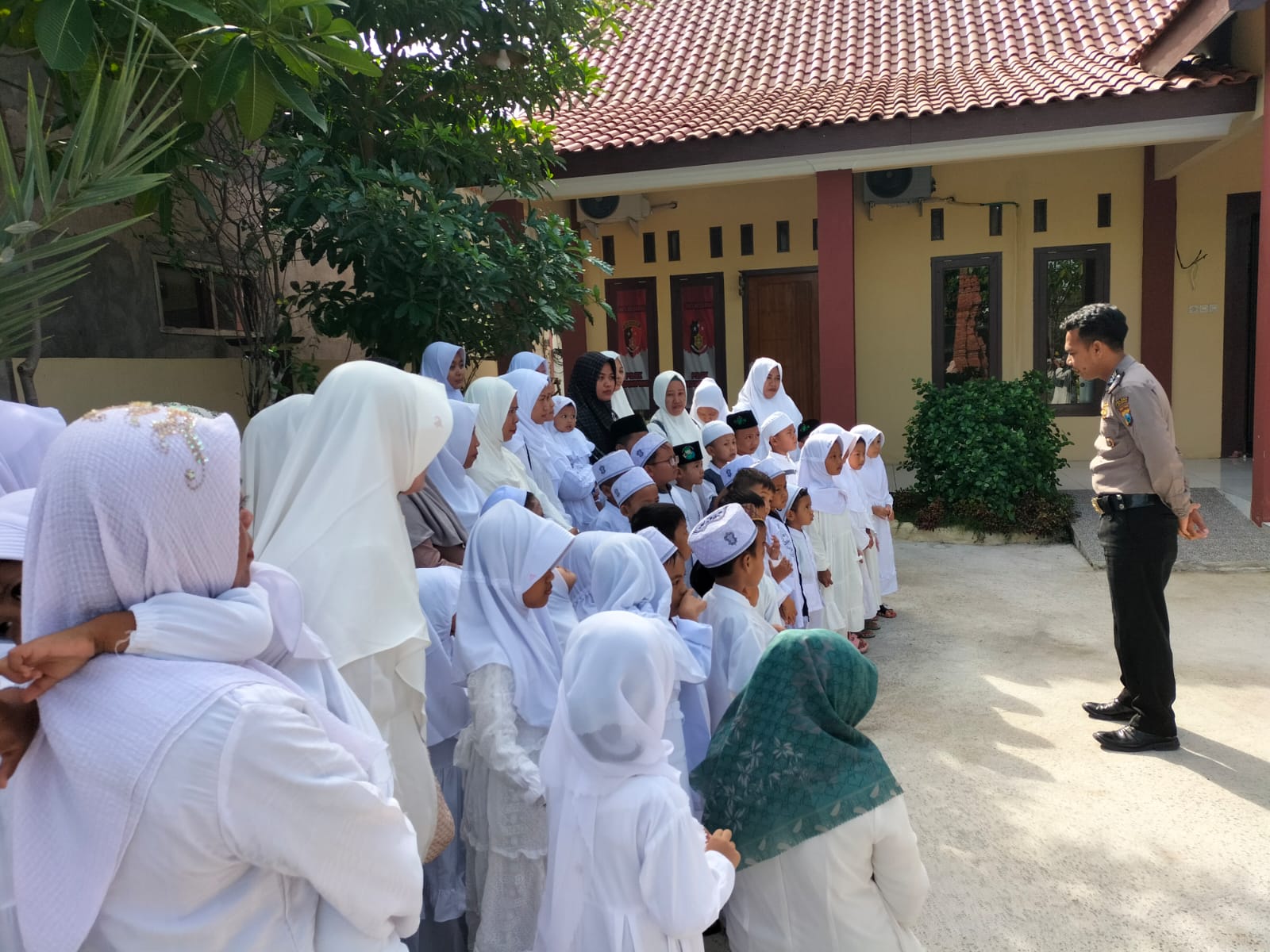 Polri Sahabat Anak, Polsek Kedungpring Terima Kunjungan Halal Bihalal Siswa Siswi TK dan SD Islam Desa Kedungpring