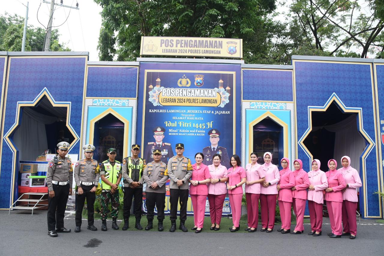 Kunjungan Kapolres Lamongan dan Bhayangkari Lamongan di Pos Pam Alun-Alun dan Terminal Lamongan Sekaligus Bagikan Bingkisan Lebaran Kepada Personil Ops Ketupat Semeru 2024