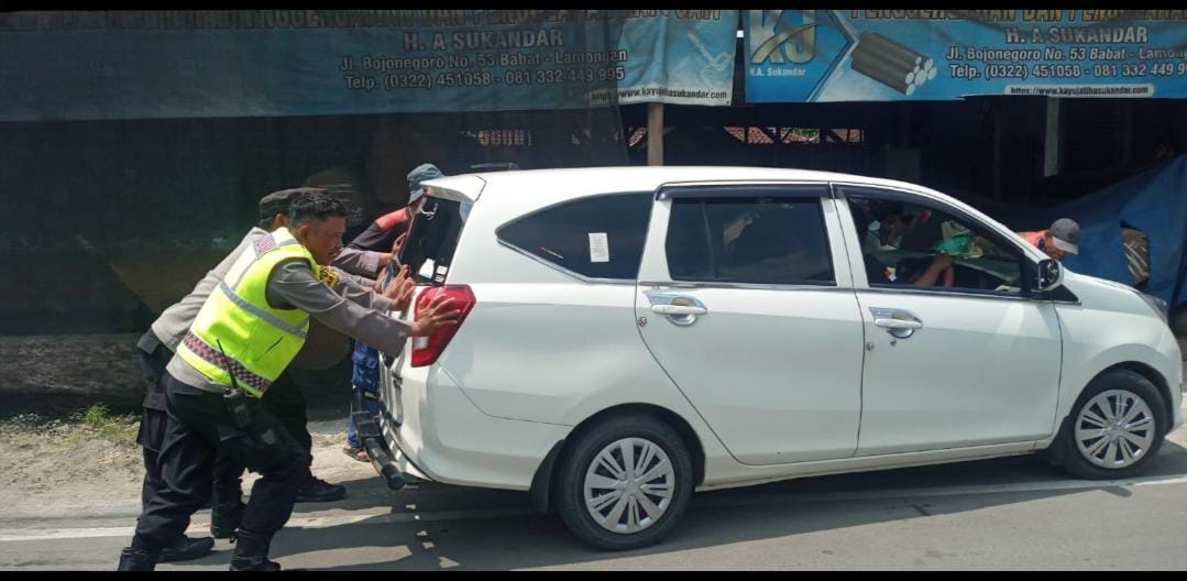Kapolsek Babat Turun Tangan Membantu Mendorong Mobil Pemudik Yang Mogok
