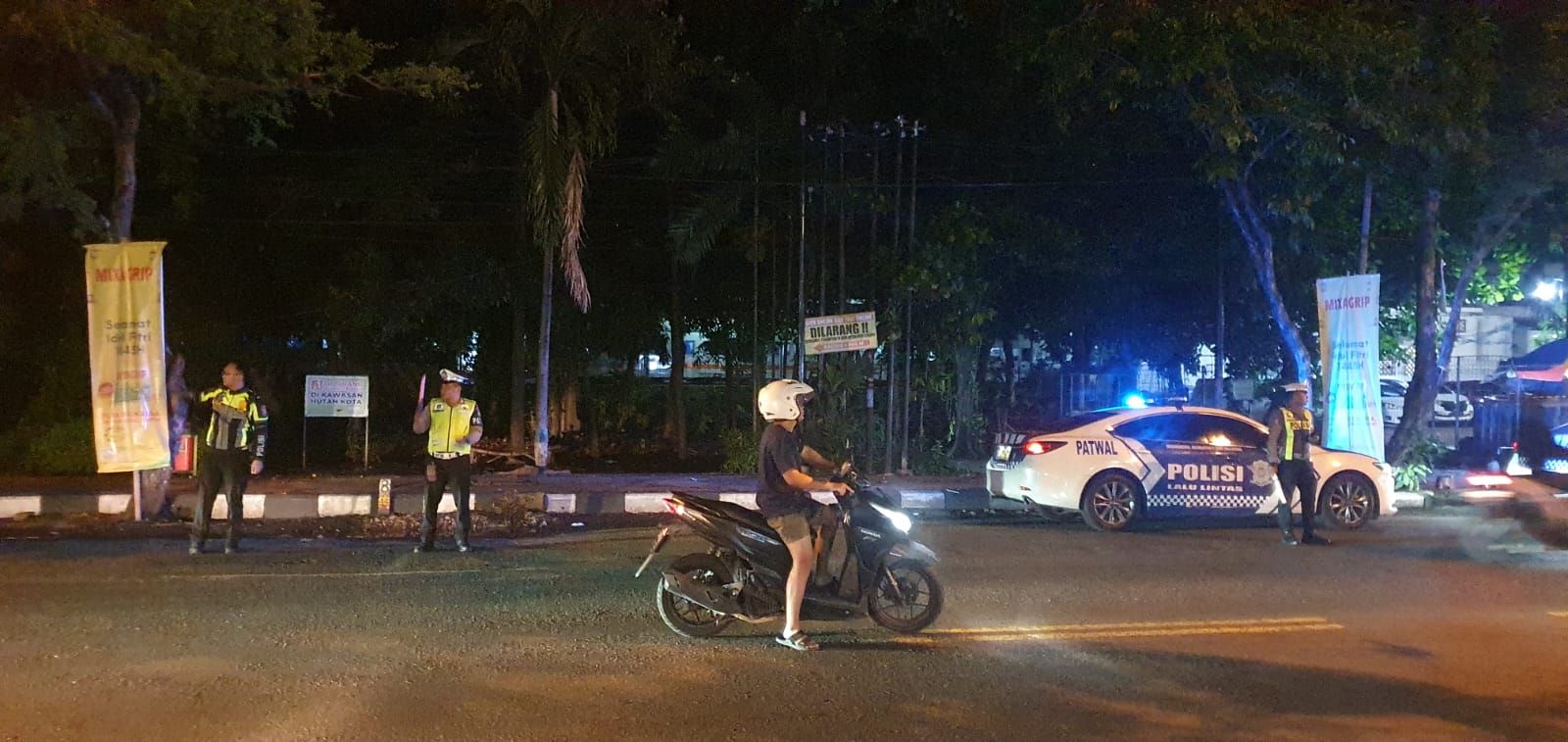 Personel Pos Pelayanan Polres Lamongan Gelar Patroli Dan Tegur Pengendara Parkir Sembarangan
