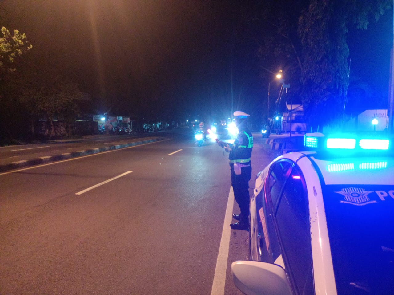 Antisipasi Kemacetan, Anggota Posyan Terminal Polres Lamongan Laksanakan Patroli Blue Light