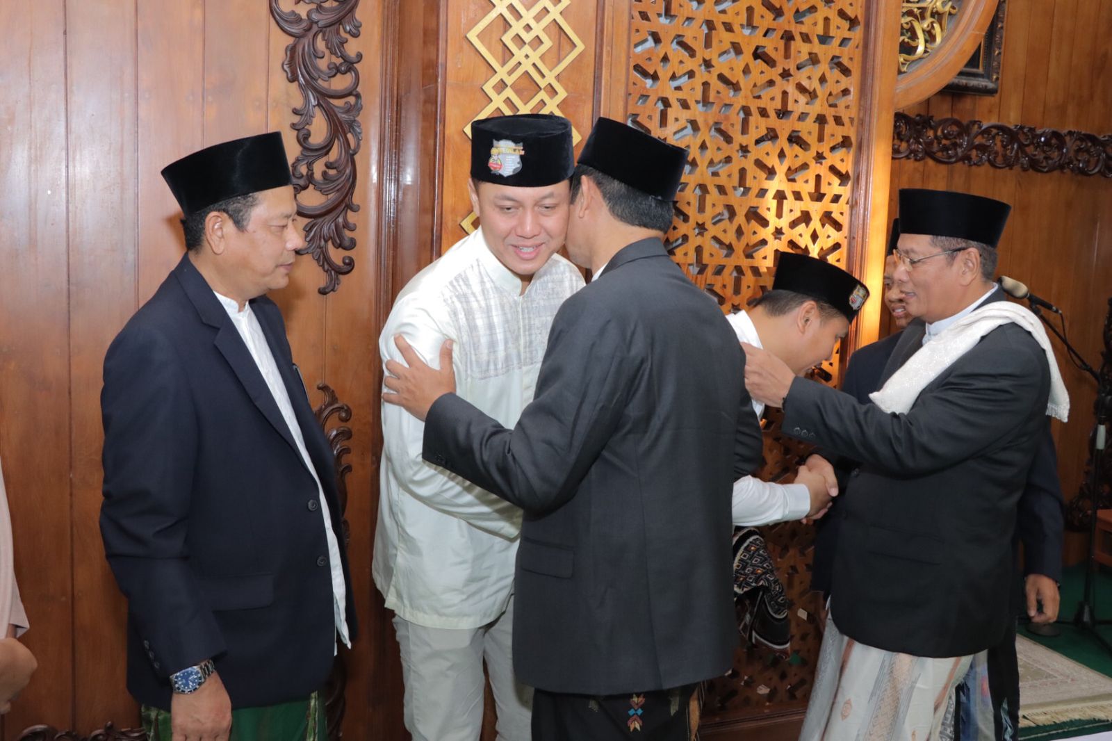Kapolres Lamongan Bersama Forkopimda Laksanakan Sholat Idul Fitri di Masjid Agung Lamongan