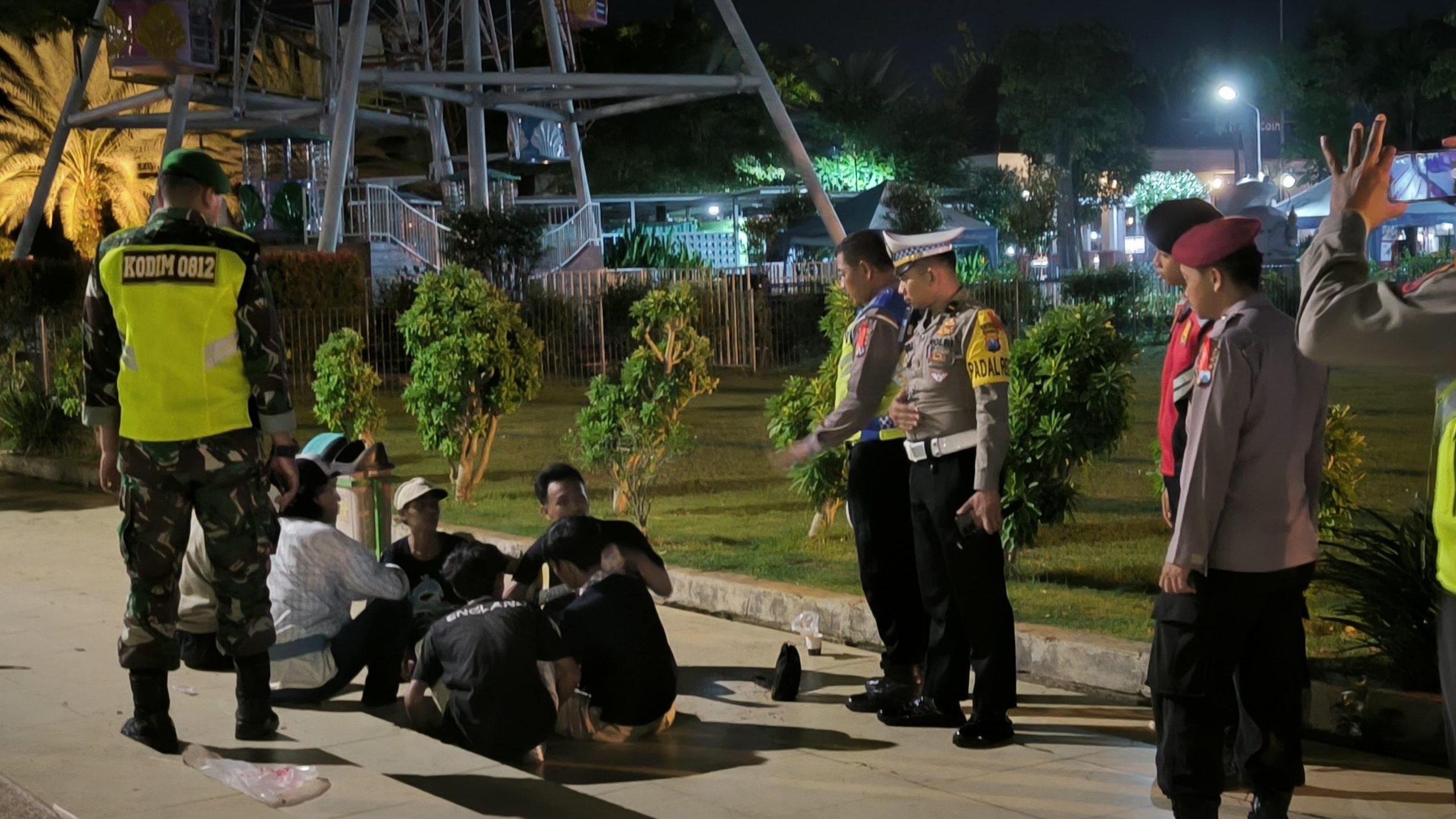 Cegah Kriminalitas, Anggota Pos PAM Alun Alun Lamongan Gelar Patroli di Alun alun