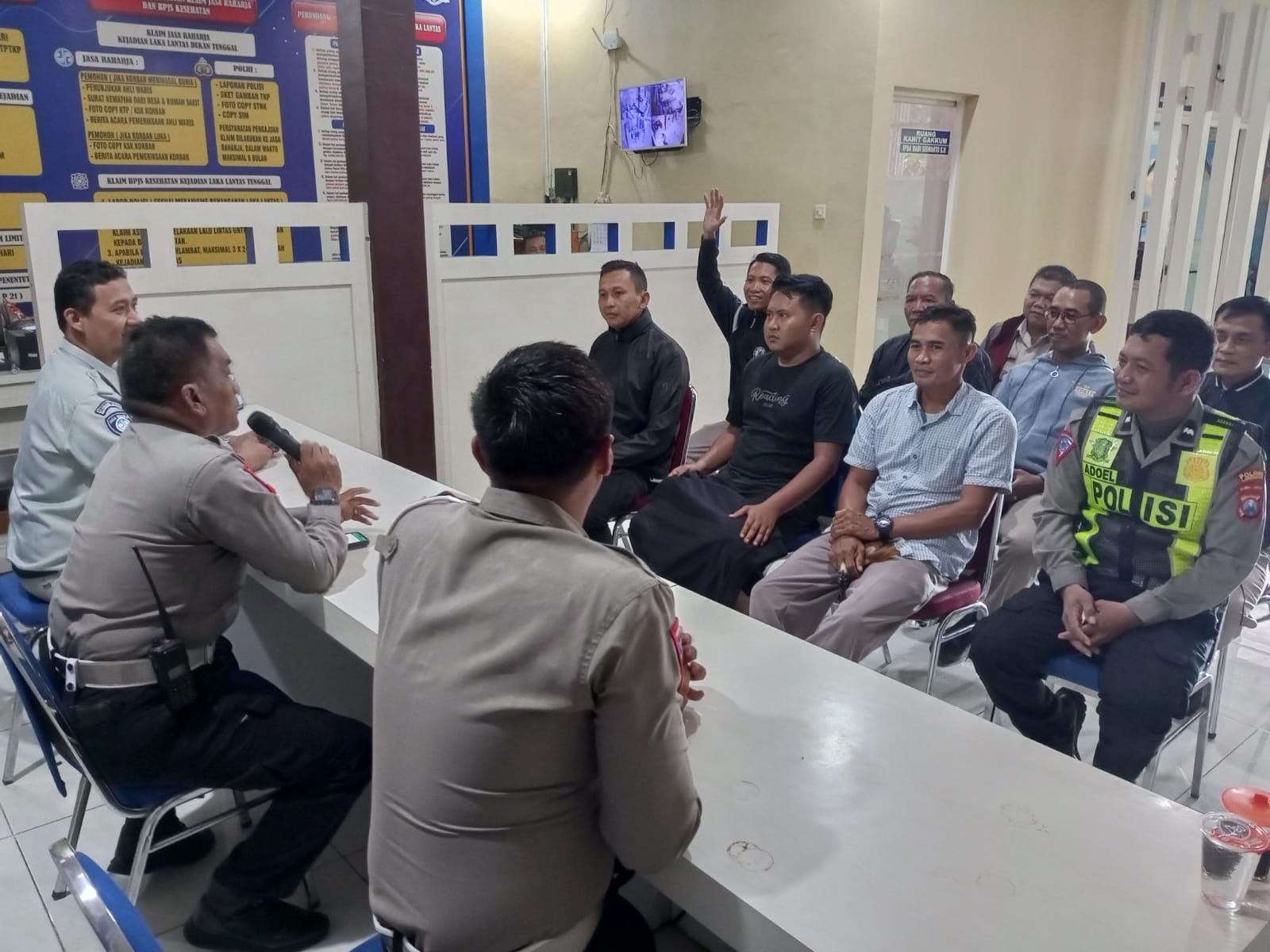 Satlantas Polres Lamongan Gelar Program Jumat Curhat Bersama Komunitas Ojek