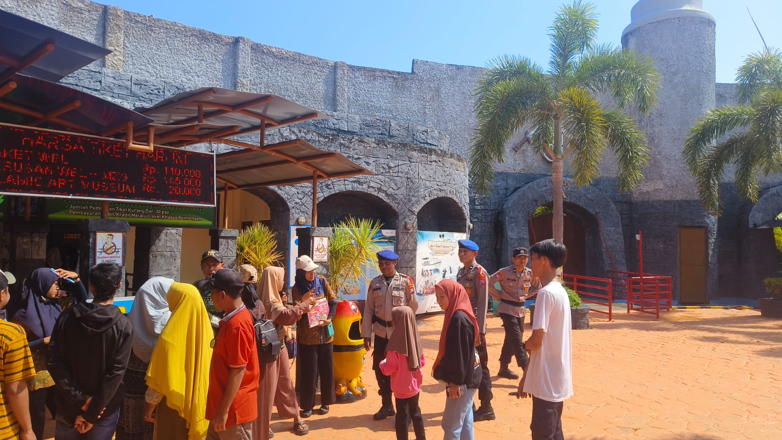 Pos PAM WBL Laksanakan Patroli di Wisata Bahari Lamongan dan Maharani Zoo And Goa Selama Ops Ketupat Semeru 2024