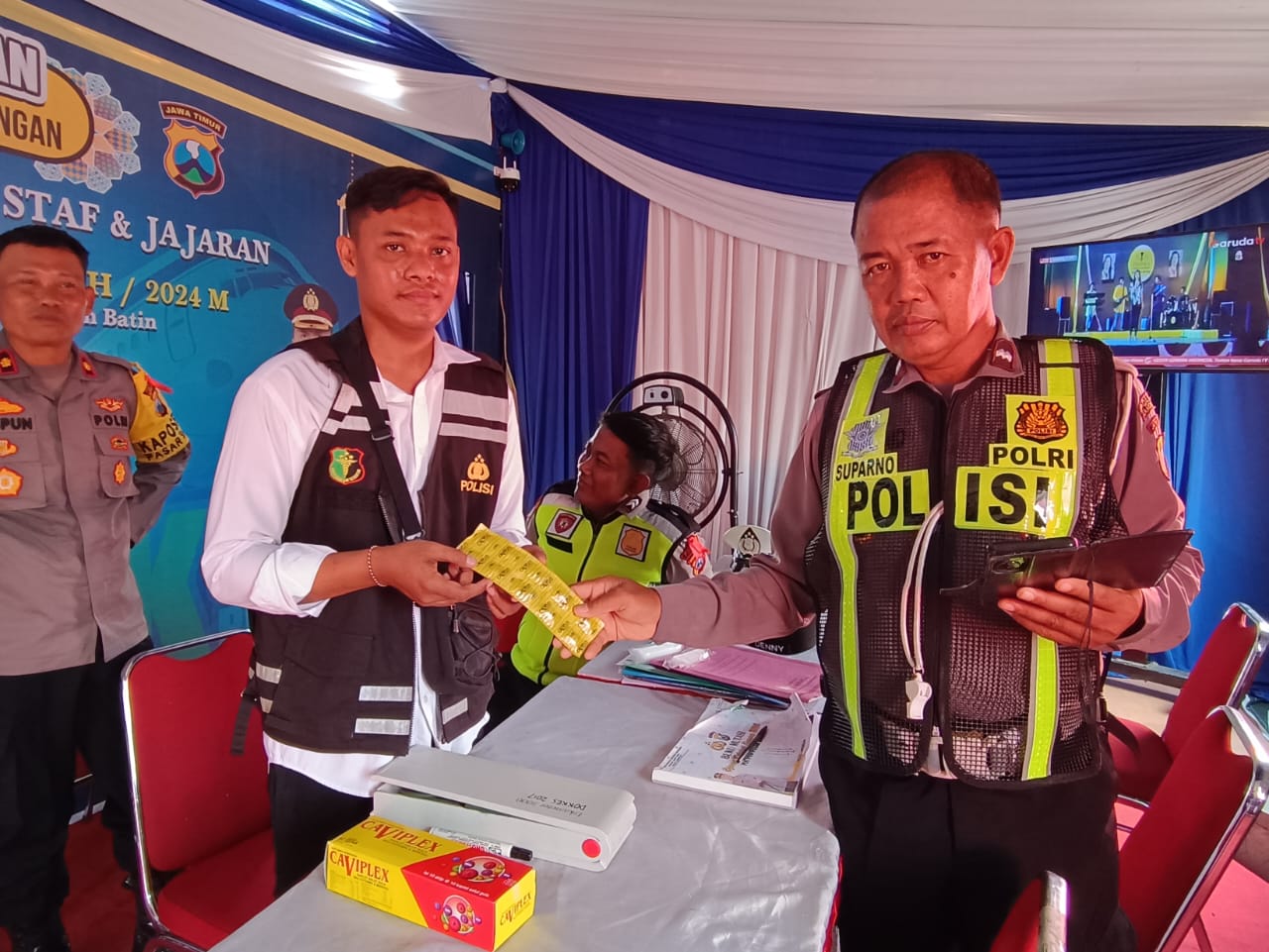 Pengecekan Kesehatan dan Pemberian Vitamin dari Tim Medis Sidokkes Polres Lamongan untuk Petugas Ops Ketupat Semeru 2024