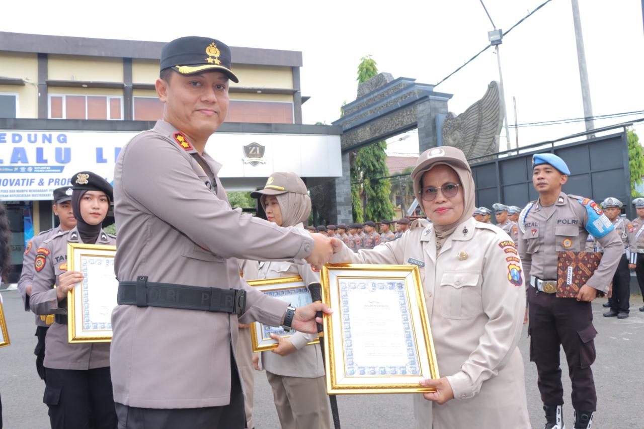 Berikan Penghargaan Kepada 26 Anggota Berprestasi, Kapolres Lamongan Sampaikan Wejangan Untuk Terus Berbuat Baik Kepada Masyarakat