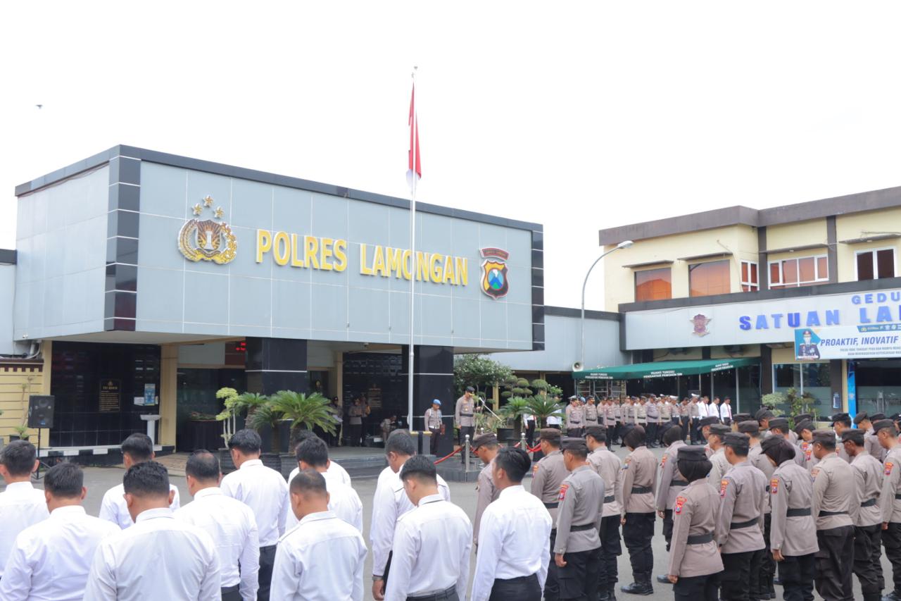Kapolres Lamongan Pimpin Upacara Kenaikan Pangkat dan Pengabdian 2 Kapolsek dan 1 Kanit Intelkam Polsek