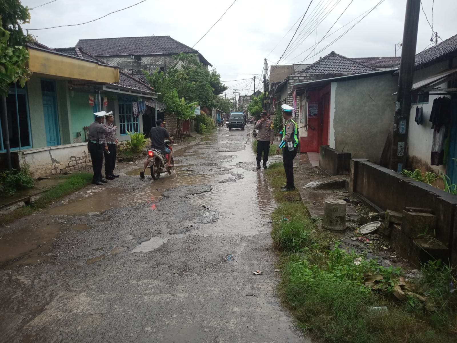Satlantas Polres Lamongan Dan Polsek Paciran Gelar Pengecekan Jalur Poros Kecamatan Paciran-Solokuro Yang Rusak