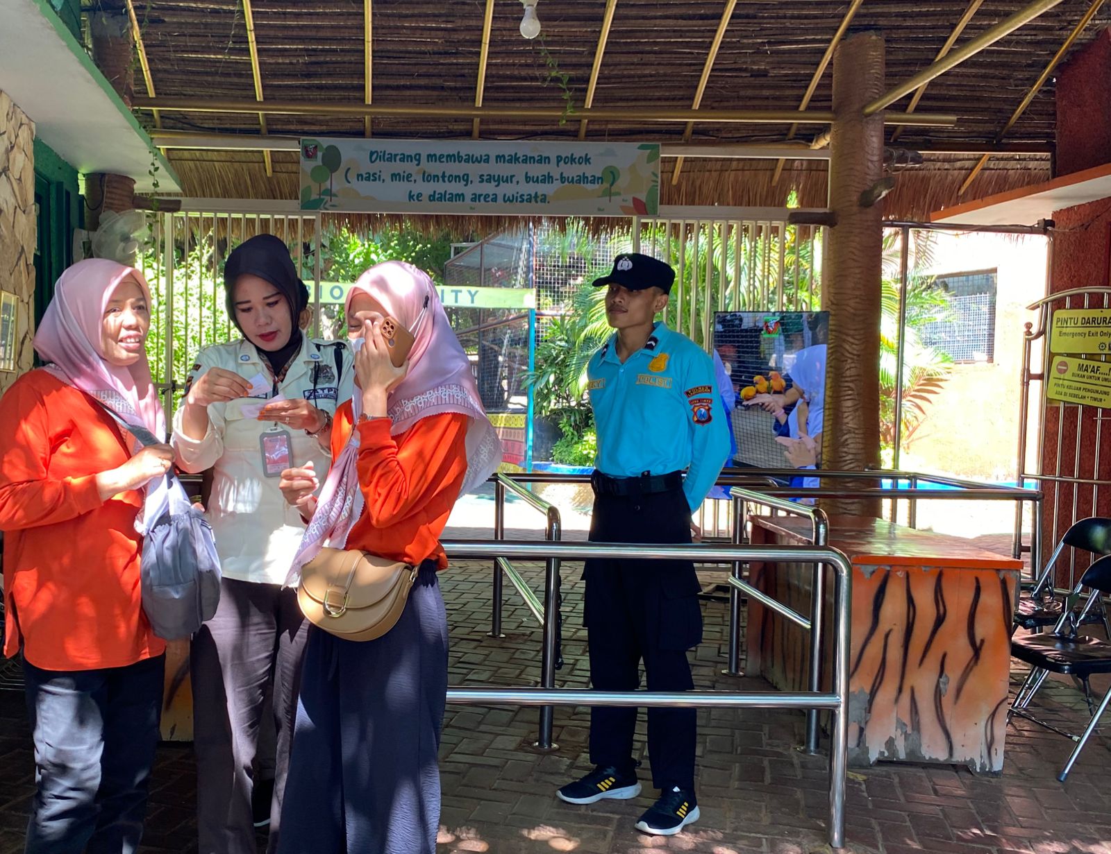Polres Lamongan Gelar Pengamanan Di Tempat Wisata WBL dan Maharani Zoo