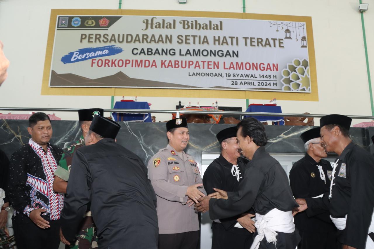 Wakapolres Lamongan Bersama Forkopimda Kabupaten Lamongan Hadiri Halal Bihalal Salah Satu Perguruan Silat di Lamongan