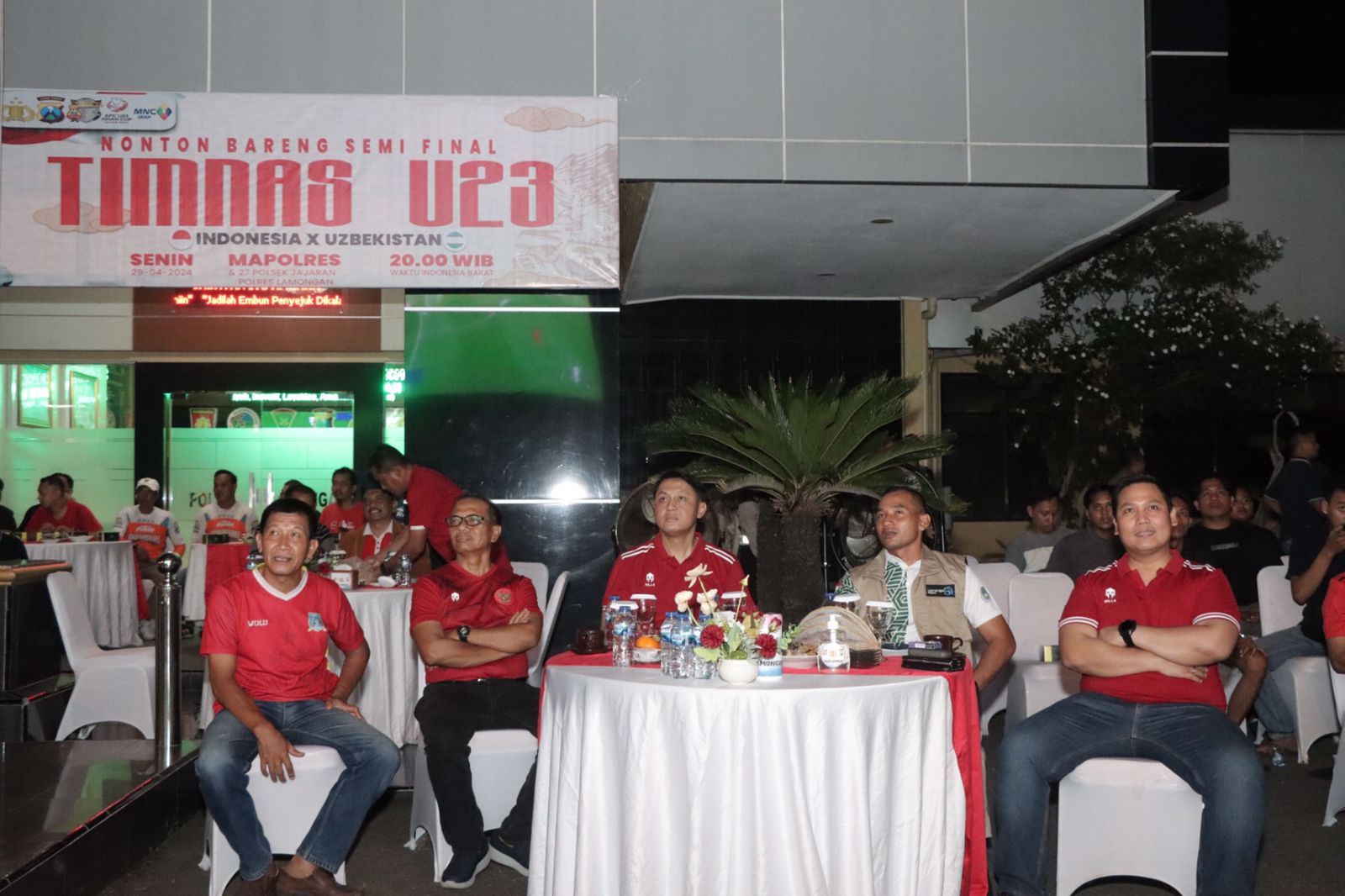 Polres Lamongan Gelar Nobar laga Semifinal AFC U-23 Asian Cup 2024 Indonesia Vs Uzbekistan di Halaman Mapolres Lamongan