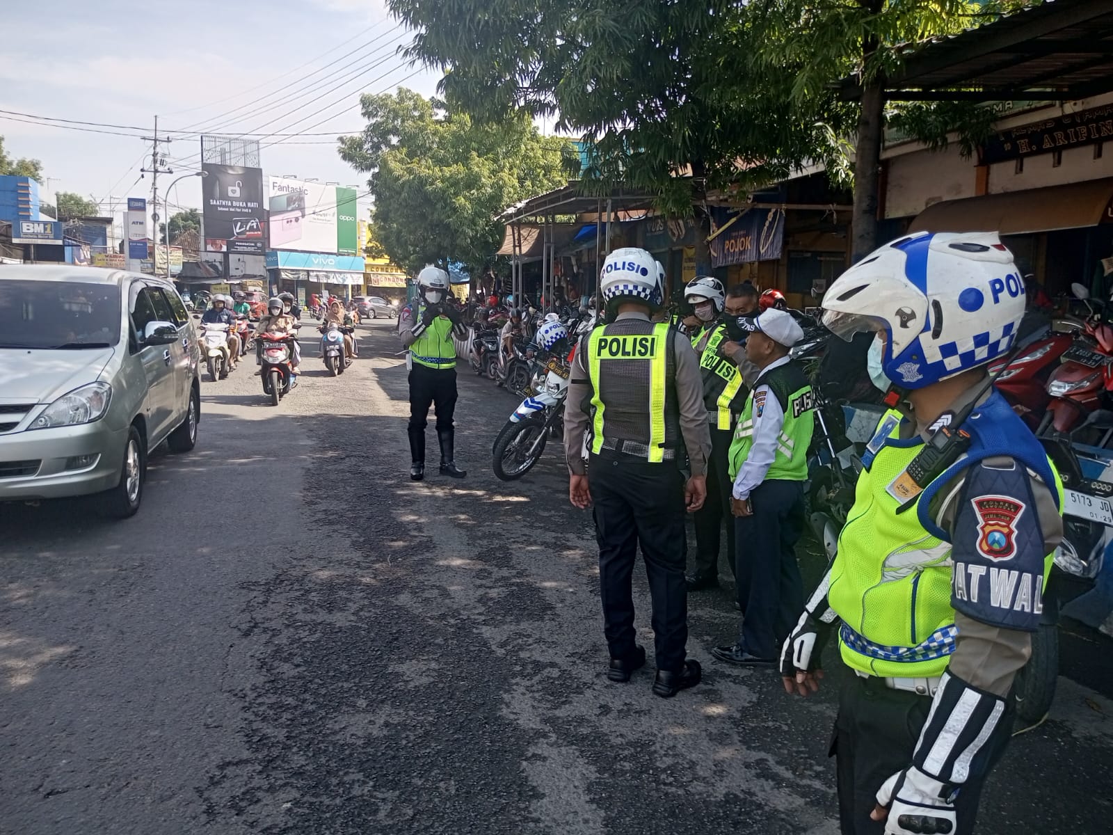 Satgas Kamseltibcar Polres Lamongan Laksanakan Pengaturan Demi Kelancaran Pemudik