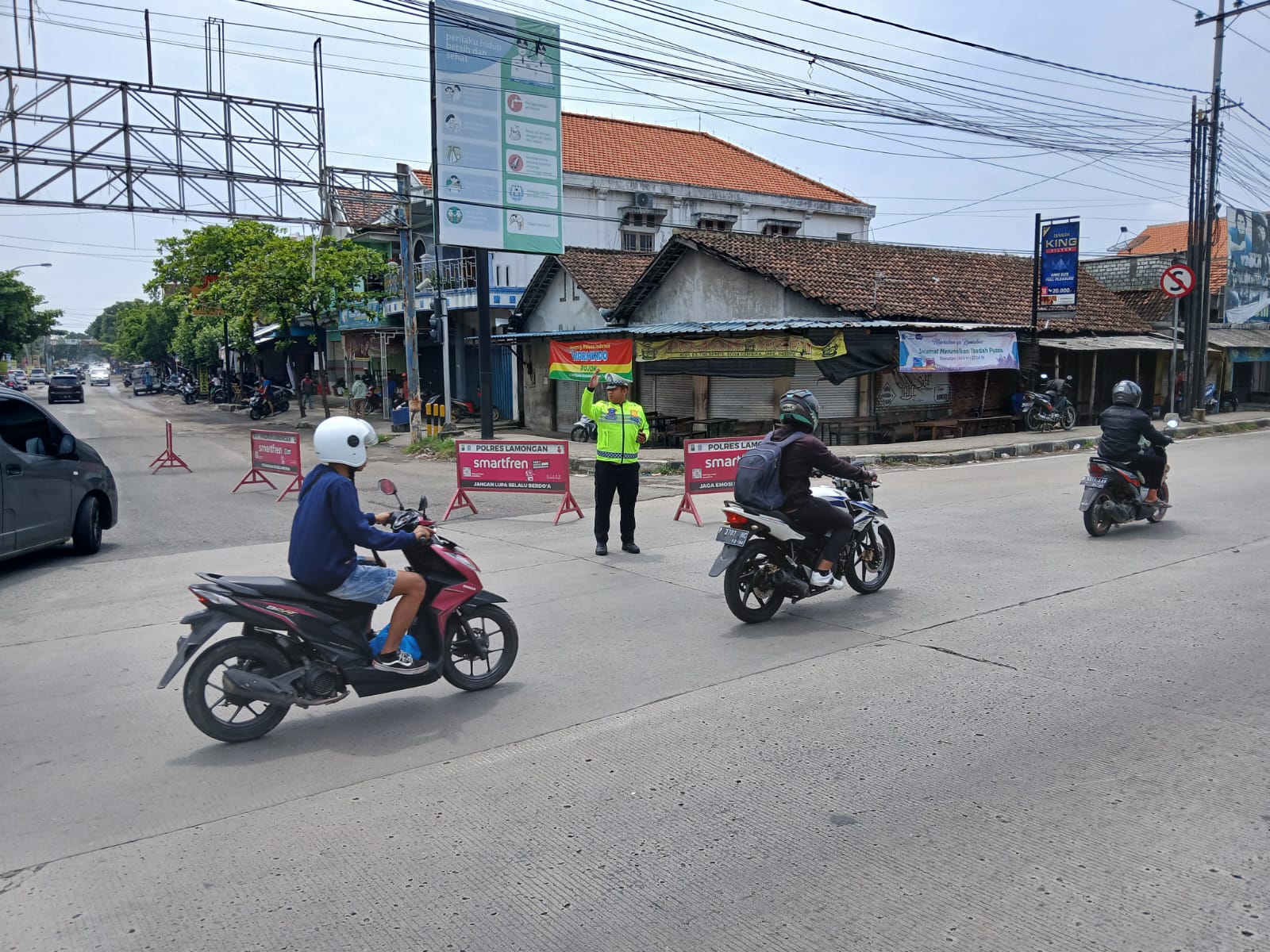 Quick Respon Satgas Kamseltibcar Lantas Polres Lamongan Urai Kemacetan dalam rangka Ops Ketupat Semeru 2024