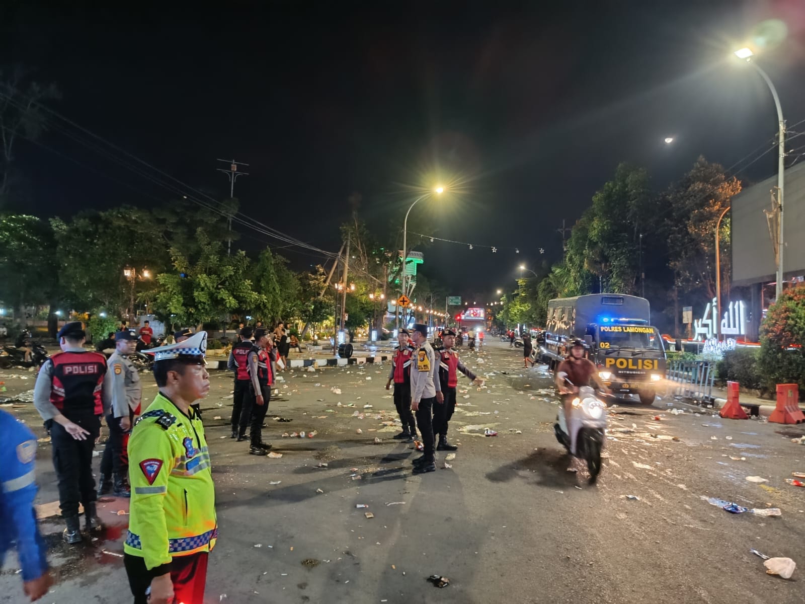 Polres Lamongan Laksanakan Pengamanan Nobar Semifinal Piala Asia U-23 2024 di Alun Alun Lamongan