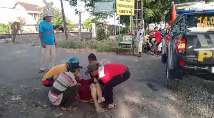 Gerak Cepat Polisi Bantu Wanita Paruh Baya yang Terpelanting Saat Turun Dari Bus Di Lamongan