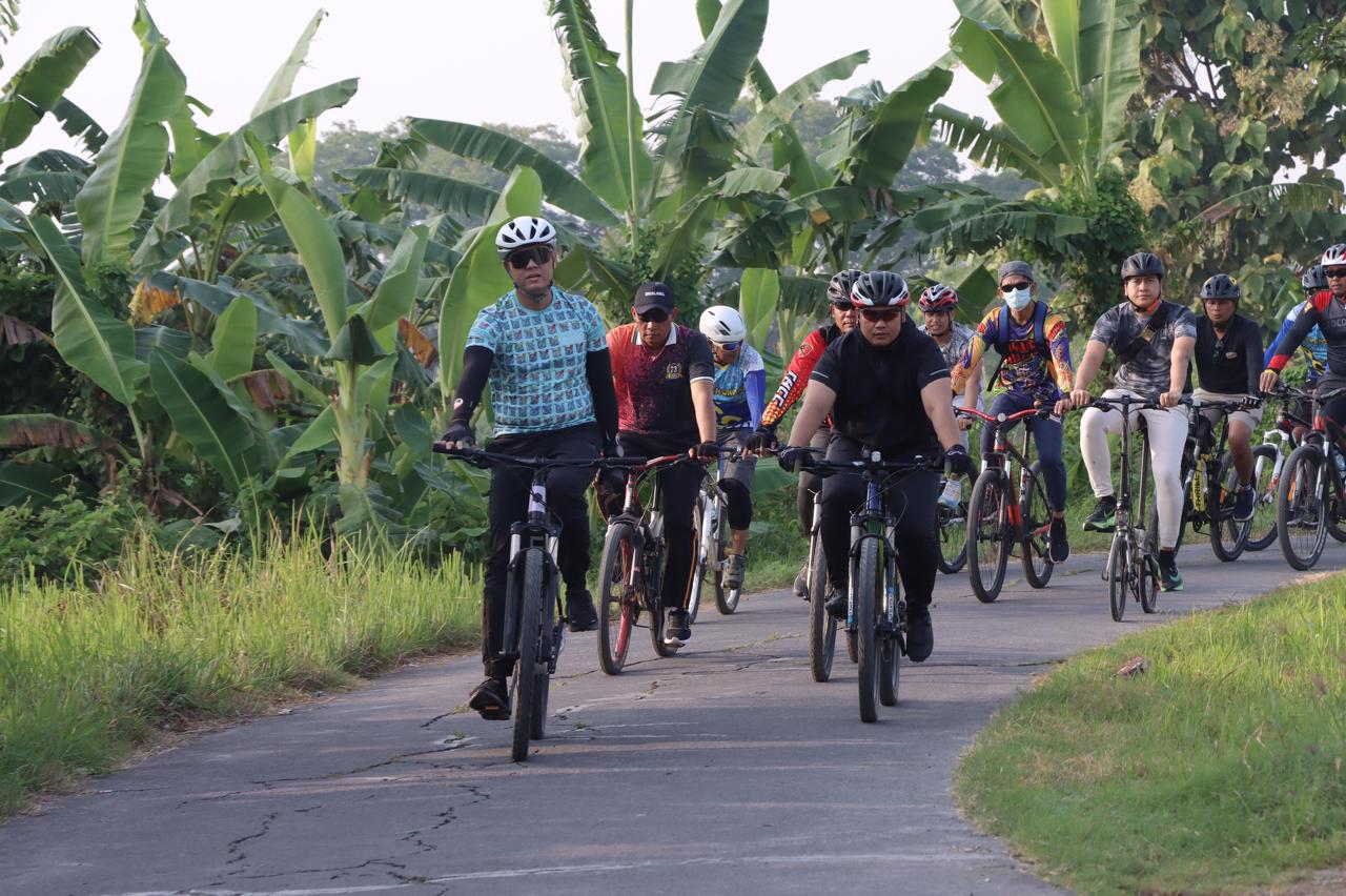 Kapolres Lamongan Laksanakan Gowes Pagi, Jaga Kebugaran dan Pantau Situasi Wilayah