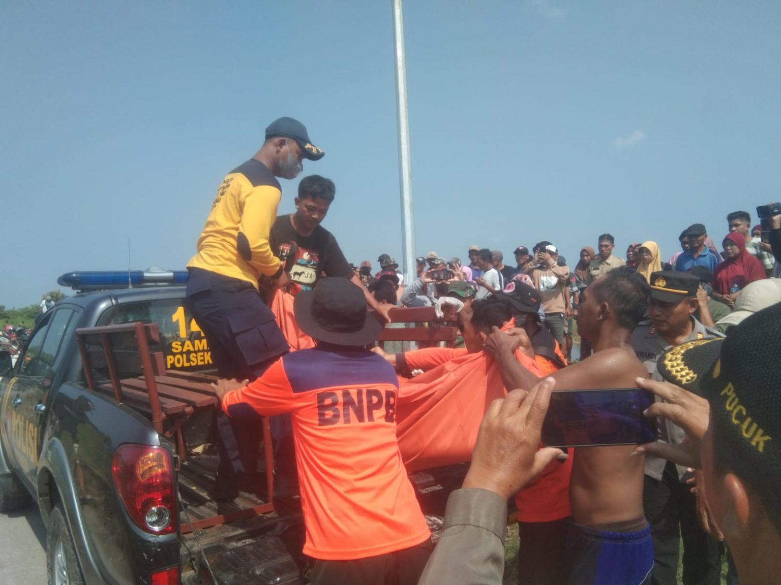 Polsek Pucuk Polres Lamongan Bersama Tim SAR Gabungan dibantu Masyarakat Berhasil Evakuasi Korban Tenggelam di Rawa