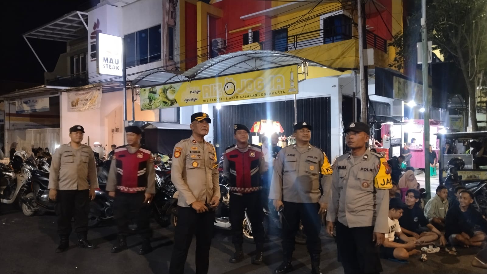 Polres Lamongan Laksanakan Pengamanan Nobar Sepak Bola Indonesia U23 vs Guinea U23 di Alun alun Lamongan