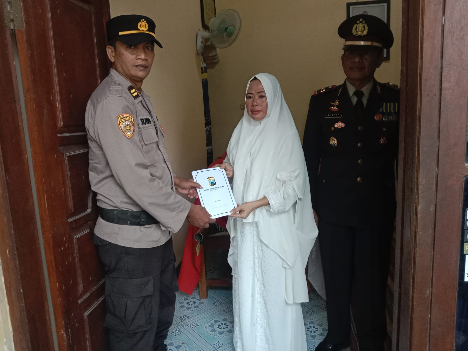 Polres Lamongan Laksanakan Program SEMANGAT (Semua Untuk Anggota) Dengan Berikan Santunan Kepada Keluarga Almarhum Aiptu Hasan PS Ka SPKT 3 Polsek Sukorame