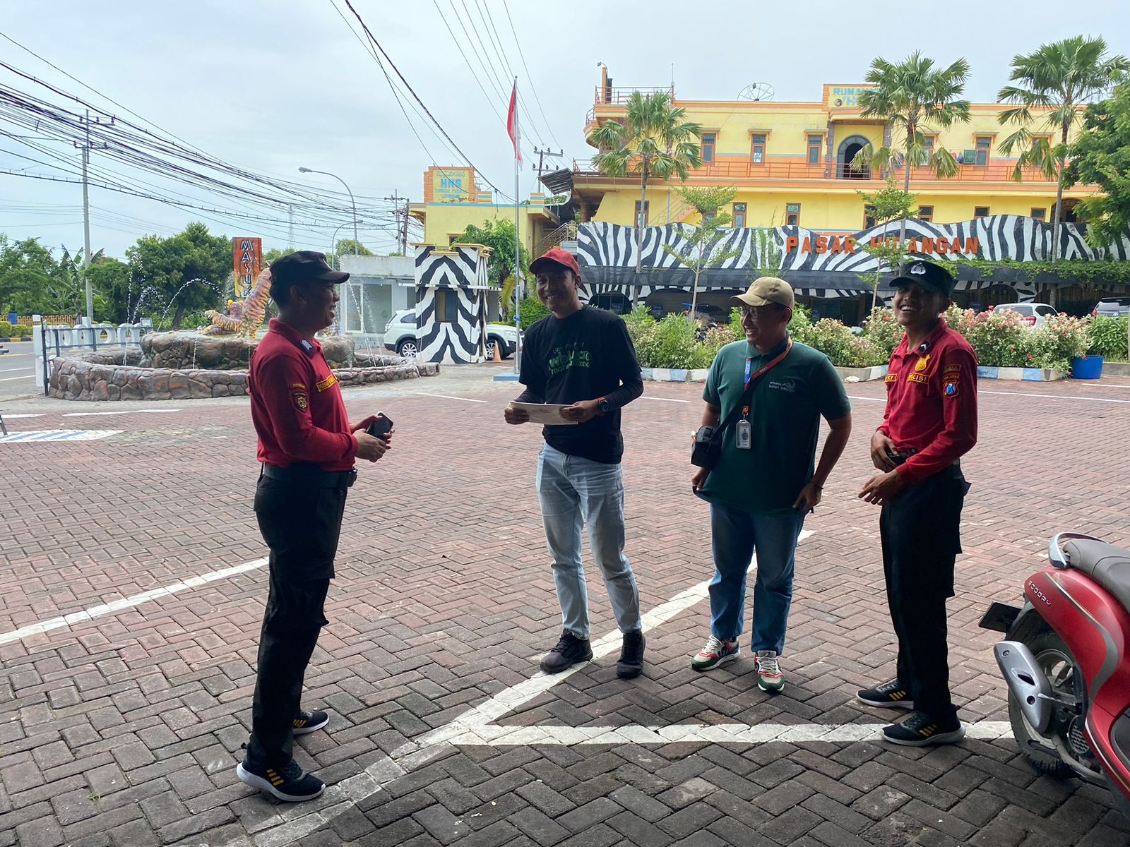 Polres Lamongan Laksanakan Pengamanan Di Tempat Wisata WBL dan Maharani Zoo